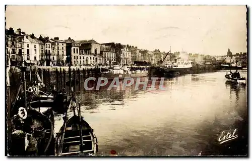 Cartes postales Dieppe L&#39Arromanches a quai et un batiment de la Marine Nationale