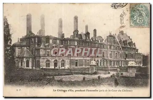 Cartes postales Eu Le chateau pendant l&#39incendie (pris de la cour du chateau)