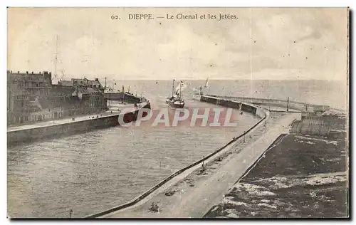 Cartes postales Dieppe Le chenal et les jetees