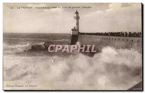 Cartes postales Le Treport Vagues a la jetee un jour de tempete Phare Lighthouse