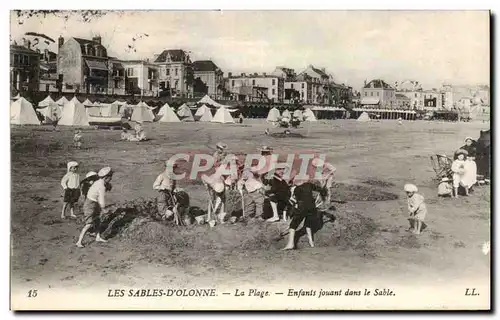 Les Sables d'Olonne - La Plage enfants jouants dans la Sable - Cartes postales