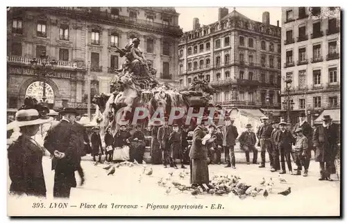 Ansichtskarte AK Lyon Place des Terreaux Pigeons apprivoises