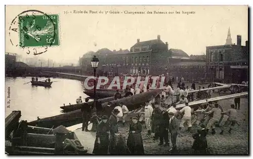 Cartes postales Ecole du pont du 3eme genie Chargement des bateaux sur les haquets Militaria Arras