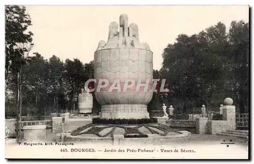 Cartes postales Bourges Jardin des Pres Fichaux Vases de Sevres