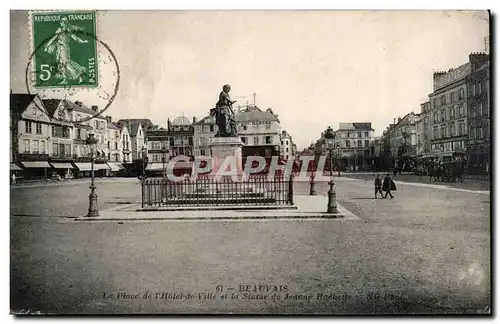 Cartes postales Beauvais La place de l&#39hotel de ville et la statue de Jeanne Hachette