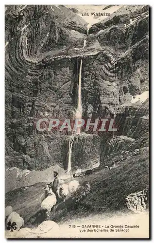 Cartes postales Gavarnie La grande cascade vue des echelles du Saradet Berger et moutons