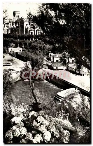 Ansichtskarte AK Biarritz L eglise Sainte Eugenie et les hortensias au port des pecheurs