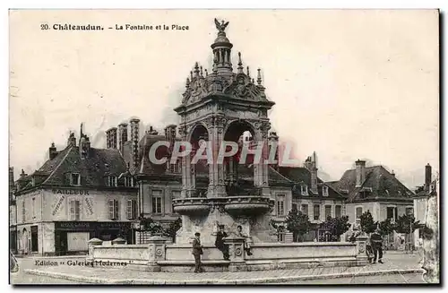 Cartes postales Chateaudun La fontaine et la place