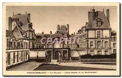 Cartes postales Fontainebleau Le palais Cour Henri IV et baptistere