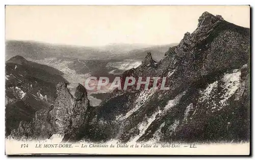 Cartes postales Le Mont Dore Les cheminees du diable et la vallee du Mont Dore