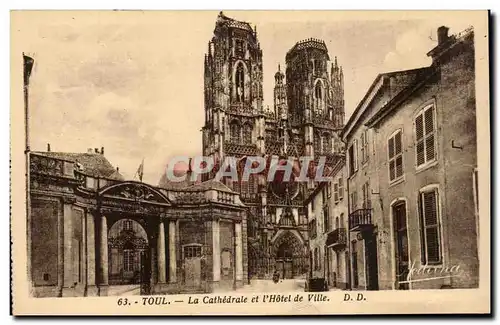 Cartes postales Toul La cathedrale et l hotel de ville