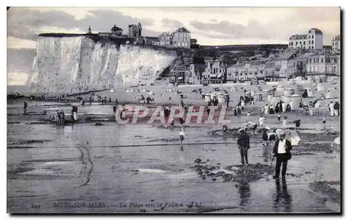 Mers les Bains - La Place vers les Falaises - Cartes postales