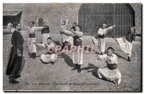 Cartes postales Militaria A la caserne Exercice d assouplissement