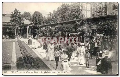 Vichy - Un Coin du Parc et les Galeries Couvertes - Cartes postales