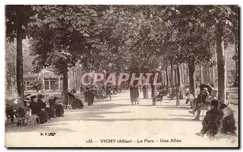 Cartes postales Vichy Le parc Une allee