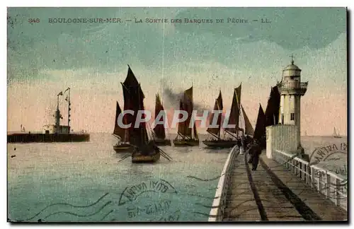 Ansichtskarte AK Boulogne sur Mer La sortie des barques de peche Bateaux Phare