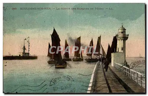 Cartes postales Boulogne sur Mer La sortie des barques de peche Bateaux Phare
