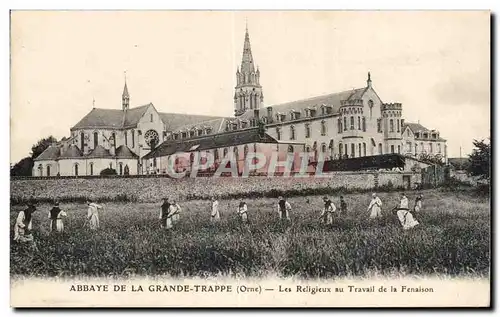 Cartes postales Abbaye de la Grande Trappe les religieux au travail de Fenaison