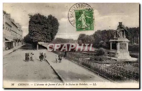 Cartes postales Chinon L avenue de Jeanne d arc et la statue de Rabelais