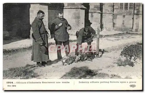 Ansichtskarte AK Militaria Officiers d infanterie fleurissant une tombe