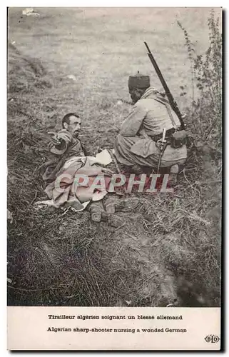Cartes postales Militaria Tirailleur algerien soignant un blesse allemand
