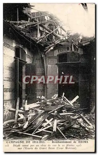 Cartes postales Militaria Bombardement de Reims Degat cause par un obus de 210 sur l ecurie du Grand Bazar (Cour