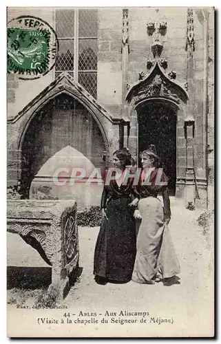 Ansichtskarte AK Arles Aux aliscamps (visite de la chapelle du seigneur de Mejane) Folklore costume