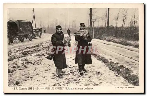 Ansichtskarte AK Militaria Sur le front Soldats et leurs cadeaux