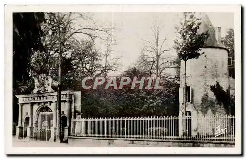 Surgeres - La Porte Renaissance et une des Tours du Chateau - Cartes postales