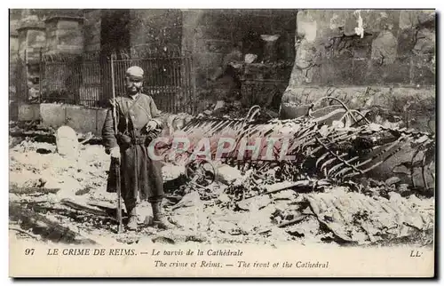 Ansichtskarte AK Militaria la guerre 1914 Crime de Reims Le parvis de la cathedrale Soldat poilu