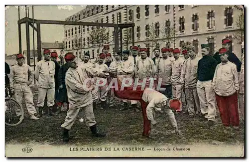 Cartes postales Militaria Les plaisirs de la caserne Lecon de chausson