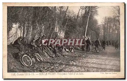 Ansichtskarte AK Militaria Sur le front Troupes a l abri d un bois Velo