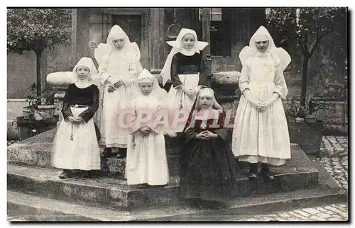 Cartes postales Hospices de Beaune Groupe de petites religieuses hospitalieres dans la cour d honneur de l hotel