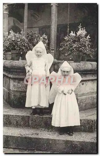 Ansichtskarte AK Hospices de Beaune Petites religieuses hospitalieres dans la cour d honneur de l hotel Dieu