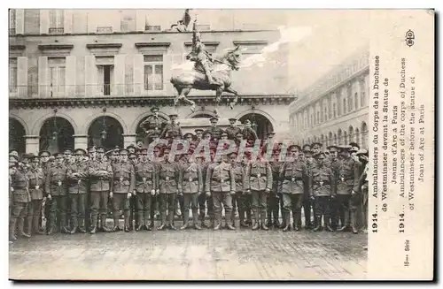 Ansichtskarte AK Militaria Ambulanciers du corps de la duchesse devant la statue de Jeanne d arc a Paris