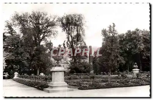 Ansichtskarte AK Bourges Jardin de l hotel de ville