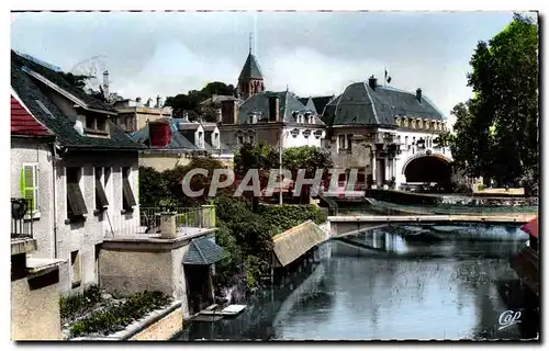 Cartes postales moderne Vierzon Les bords de l Yevre et l auditorium