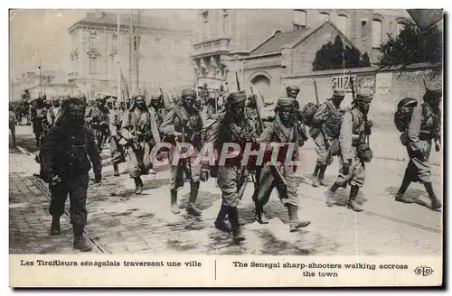 Ansichtskarte AK Militaria Les tirailleurs senegalais traversant une ville