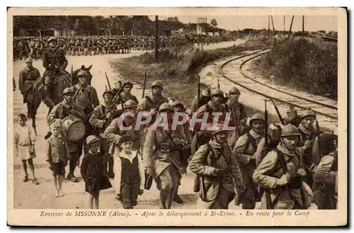 Ansichtskarte AK Militaria Environs de Sissonne Apres le debarquement a St Erme En route pour le camp