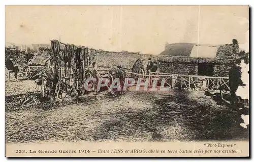 Ansichtskarte AK Militaria La grande guerre 1914 Entre Lens et Arras abris en terre battue crees par nos artilleu