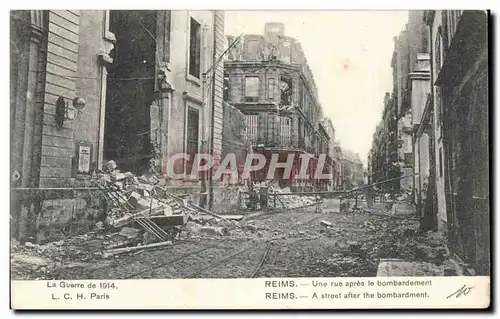 Ansichtskarte AK Militaria Reims Une rue apres le bombardement