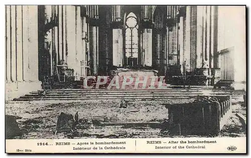 Ansichtskarte AK Militaria Les ruines de la grande guerre Reims Apres le bombardement Interieur de la cathedrale