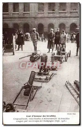 Ansichtskarte AK Militaria Guerre de 1914 Cour d honneur des Invalides Paris Crapouillauds lance bombes