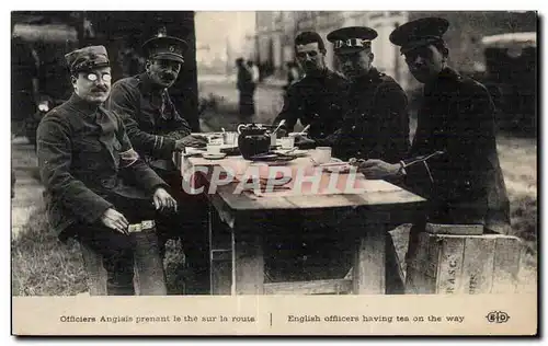 Cartes postales Militaria Guerre de 1914 Officiers anglais prenant le the sur la route