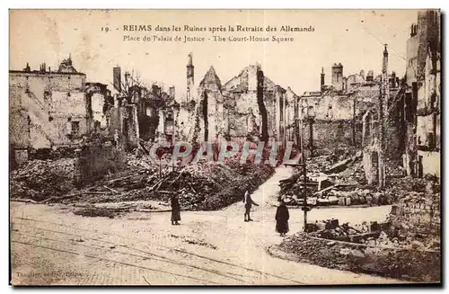 Ansichtskarte AK Militaria Reims dans les ruines apres la retraite des allemands place du palais de justice