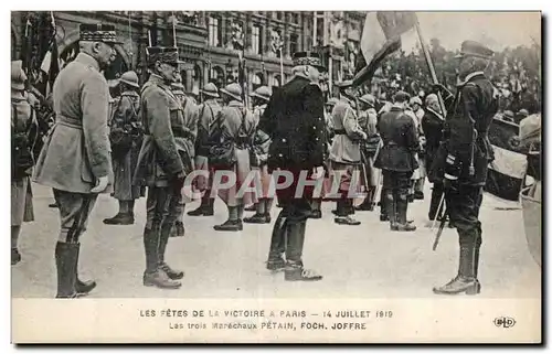 Ansichtskarte AK Militaria Paris Fetes de la victoire 14 juillet 1919 Les trois marechaux Petain Foch Joffre