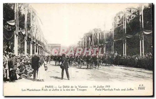 Ansichtskarte AK Militaria Paris Fetes de la victoire 14 juillet 1919 Les marechaux Foch et Joffre a la tete des