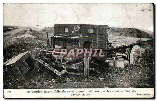 Cartes postales Militaria Un camion automobile de ravitaillement detruit par les obus allemands devant arras