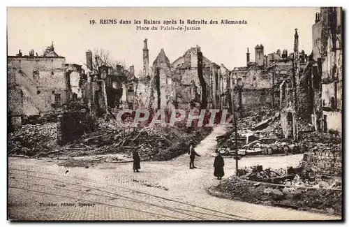 Cartes postales Militaria Reims dans les ruines apres la retraite des allemands Place du palais de justice