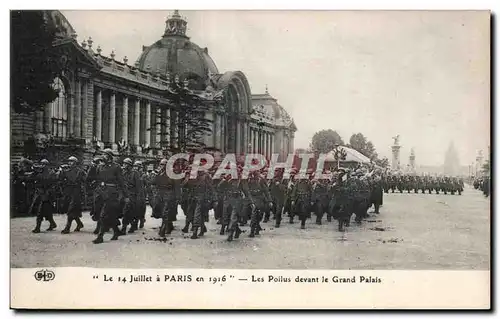 Ansichtskarte AK Militaria Le 14 juillet a PAris en 1916 Les Poilus devant le Grand Palais